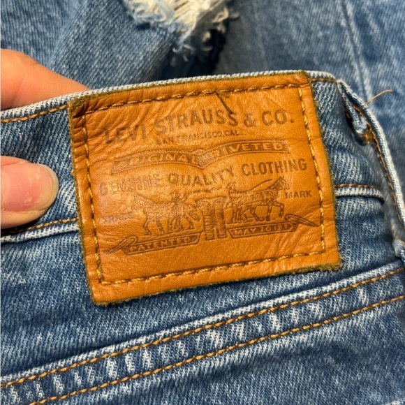 Levi's Wedgie Fit Straight Leg Distressed Raw Hem Jeans - Picture 9 of 14